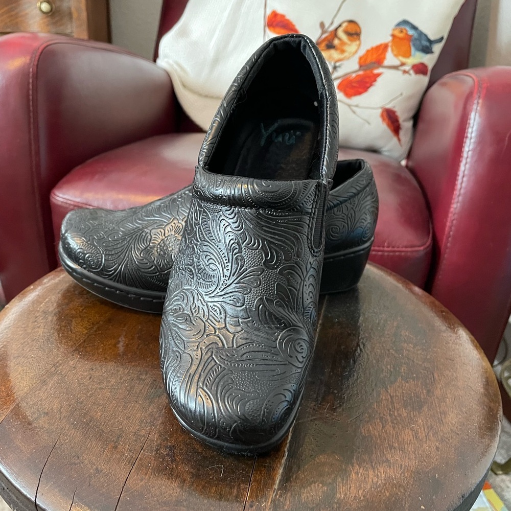 Yuu black mule size 7.5. Excellent condition